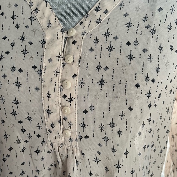 Maurice’s Cream Patterned V-Neck Top - Picture 2 of 5